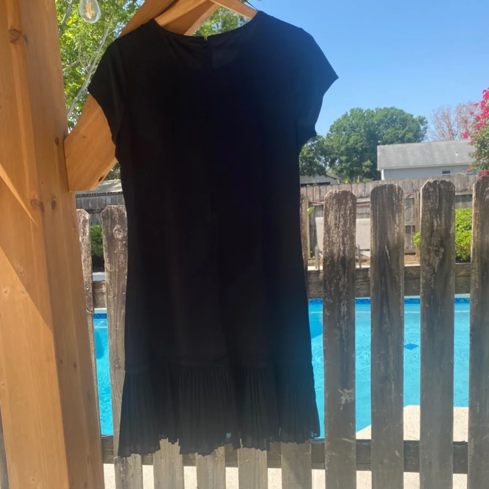 Micheal Kors Black Pleated Hem Shift Dress Size L Cap-Sleeves‎